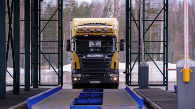 Gümrük yazının bariyer kapısı açıktır. Bir Scania vagon KBB