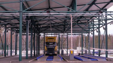 Scania araba farlar üzerinde ağırlık denetim noktası girer
