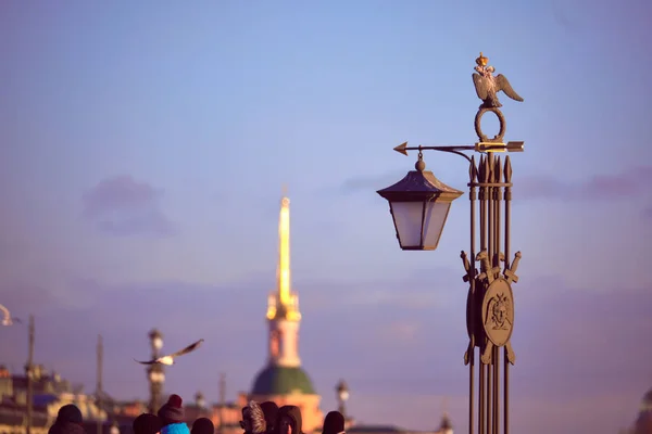 A escultura decorativa é uma lanterna em Ioanovsky Bridge em uma lebre — Fotografia de Stock