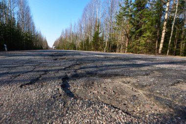 Karayolu yüzeyine th yatık ışınları tarafından aydınlatılmış