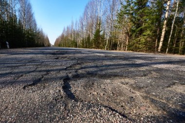 Karayolu yüzeyine th yatık ışınları tarafından aydınlatılmış