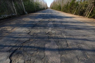 Karayolu yüzeyine th yatık ışınları tarafından aydınlatılmış