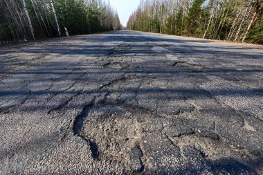 Karayolu yüzeyine th yatık ışınları tarafından aydınlatılmış