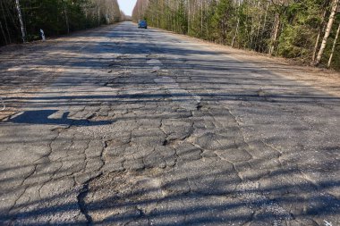 Karayolu yüzeyine th yatık ışınları tarafından aydınlatılmış