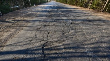 Karayolu yüzeyine th yatık ışınları tarafından aydınlatılmış
