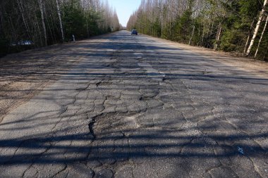 Karayolu yüzeyine th yatık ışınları tarafından aydınlatılmış