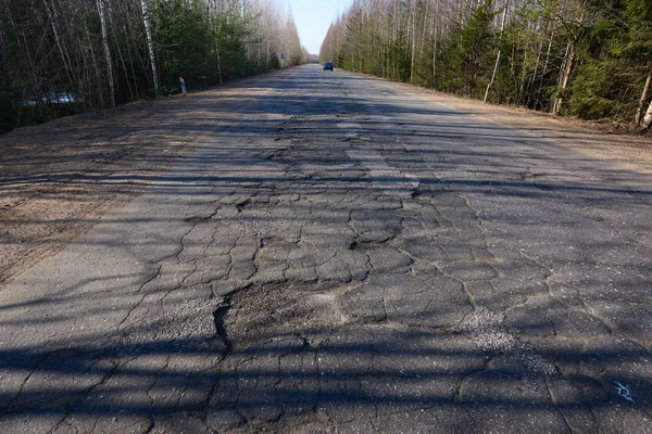 Karayolu yüzeyine th yatık ışınları tarafından aydınlatılmış