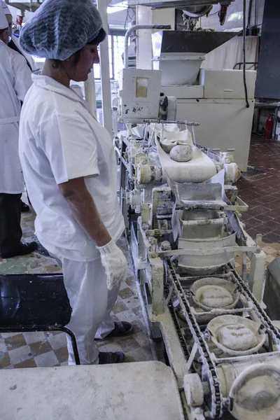 Промышленная пекарня для выпечки обычного хлеба — стоковое фото