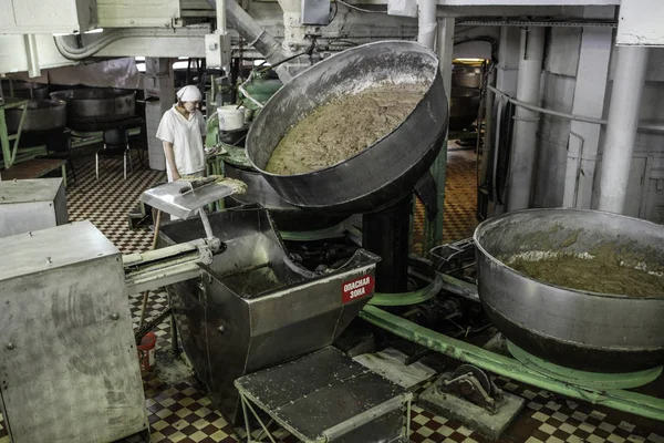 Промышленная пекарня для выпечки обычного хлеба — стоковое фото