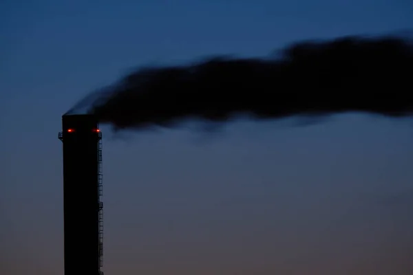 Svart ström av rök som förorenar atmosfären och skadar — Stockfoto