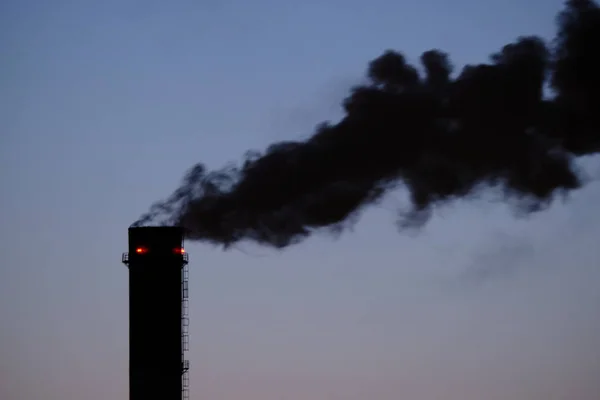 Flux noir de fumée qui pollue l'atmosphère et est nocif — Photo
