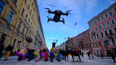 Drone şehrin merkezinde düşük uçar ve fotoğraf ve vi yol