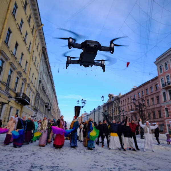 Drone şehrin merkezinde düşük uçar ve fotoğraf ve vi yol