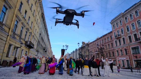 Drone vuela bajo en el centro de la ciudad y conduce foto y vi —  Fotos de Stock