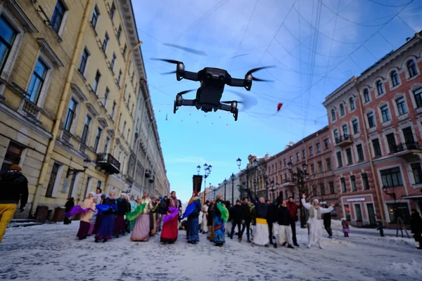 Drone vuela bajo en el centro de la ciudad y conduce foto y vi —  Fotos de Stock