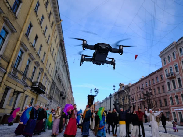 Drone şehrin merkezinde düşük uçar ve fotoğraf ve vi yol