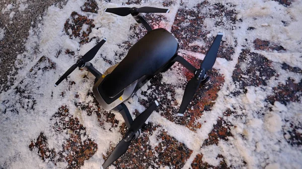 Een zwarte drone op de stad stoep voor de vlucht. Signaal lig — Stockfoto