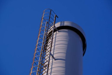 düşük katlı bui ile eski bir yerleşim bölgesinde modern egzoz borusu