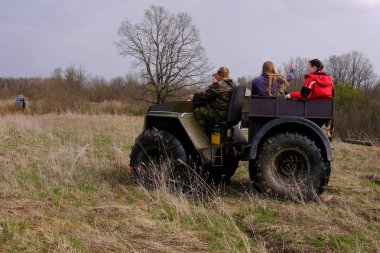 Gezginler doğaçlama bir suv binmek. Büyük tekerlekler. Yolcular. Im