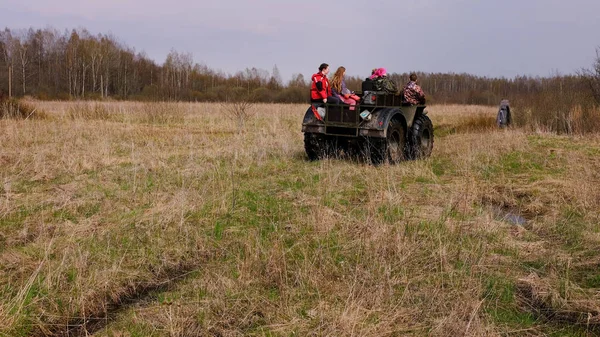 I viaggiatori cavalcano un SUV improvvisato. Ruote grandi. I passeggeri. Sono io. — Foto Stock