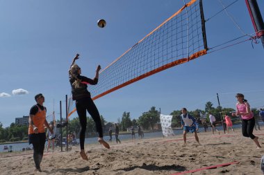Gençler amatör plaj voleybolu oynuyor