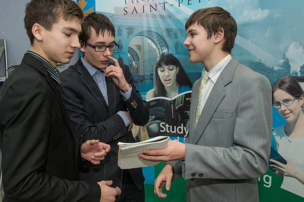 Tres adolescentes estudiantes de la escuela discuten materi educativa — Foto de Stock