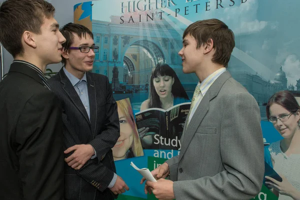 Jóvenes profesionales discuten su proyecto científico y técnico — Foto de Stock