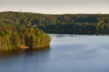 Saymensky Kanalı 'nın güzel manzarası. Finlandiya 'daki Saimaa Gölü ile Rusya' daki Vyborg Körfezi arasındaki seyyar kanal. Sincap kayalarını hedef alın. Pürüzsüz su yüzeyi. Öğleden sonra geç saatte 