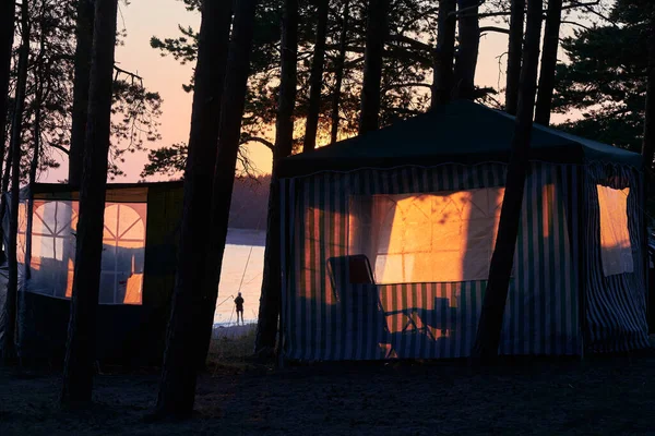 Finlandiya Körfezi Kıyısındaki Kapalı Kumaş Çadırı Batan Güneşle Güzelce Aydınlatılmıştır — Stok fotoğraf