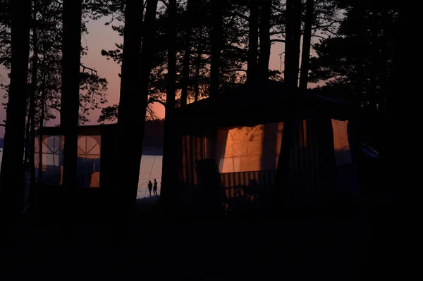 Stängt Tygtält Finska Vikens Stränder Tallskog Lyser Upp Vackert Solnedgången — Stockfoto