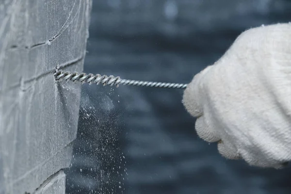 Reiniging Van Kleine Gaten Geboord Een Betonnen Wand Voor Chemische — Stockfoto