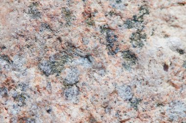 Kırık granit taşın yüzeyi, pürüzlü, parlatılmamış, çok renkli, doğal, işlenmemiş, tasarım çalışması için arka plan olarak kullanılıyor. Rengi biraz solmuş, yatay, seçici keskinlik