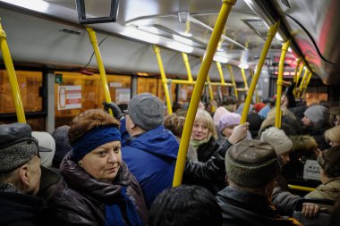 Saint Petersburg, Rusya - 8 Şubat 2019: Kalabalık bir otobüs kulübesinde kışlık giysiler içindeki yolcular. Kalabalık saatlerde toplu taşıma. Birçok saygın insan.
