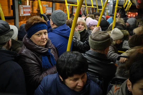 Sankt Petersburg Russland Februar 2019 Passagiere Winterkleidung Einer Überfüllten Buskabine — Stockfoto