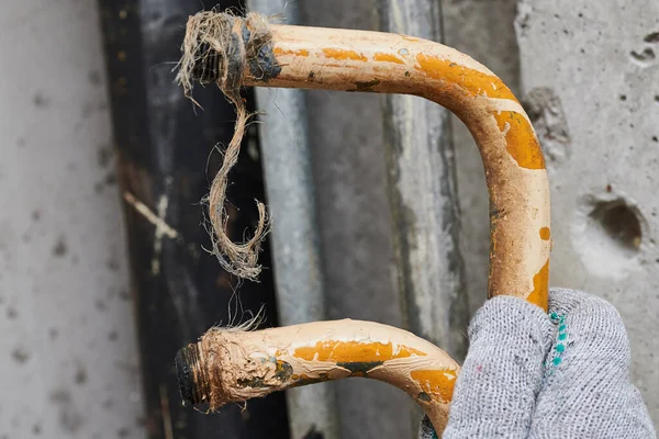 Dos Piezas Una Vieja Tubería Plomería Doblada Oxidada Que Vuelto —  Fotos de Stock