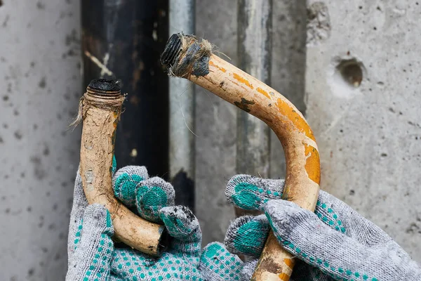 Dua Buah Pipa Pipa Bengkok Berkarat Tua Yang Telah Menjadi — Stok Foto