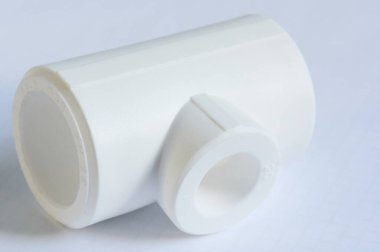 T şeklinde plastik, sıhhi tesisat, dayanıklı, 20 mm, beyaz arka planda, seçici keskinlik, sıra, çeşitli, yüksek kaliteli tesisat, makro, yakın plan.