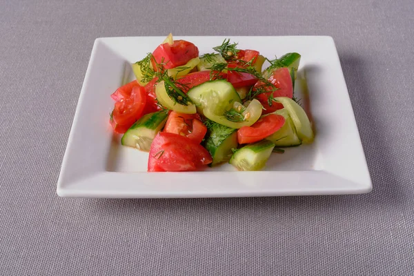 Échantillon Une Simple Salade Concombre Tomate Poivre Sur Une Assiette — Photo