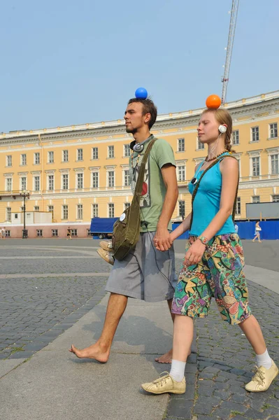 ロシアのサンクトペテルブルク 2010年8月7日 ネフスキーの夏に市内中心部のFlashmob Prospekt 人とボール ジャグラーの組織によって開催されました みんな参加した — ストック写真
