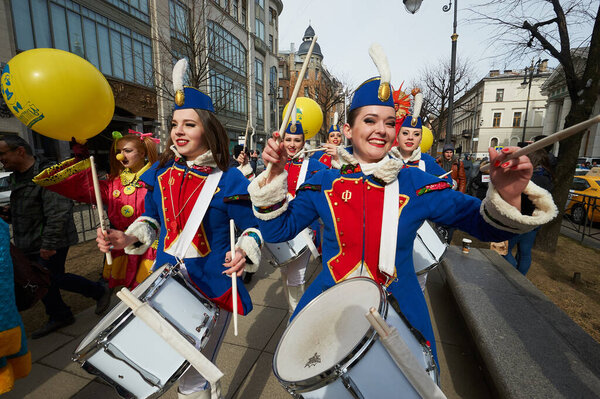 Saint Petersburg, Russia - April 1, 2017: The annual holiday of April Fools 'Day. Праздник в центре города. Костюмированные клоуны, артисты, мимы, веселье, хорошее настроение. Много людей, толпа