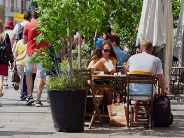 St. Petersburg, Rusya - 29 Haziran 2020: Covid-19 salgınından sonra şehir merkezinde yaz kafeleri ve restoranlar açıldı. Terastaki insanlar, veranda, yaz günü, dinlenme, iyi bir ruh hali.     