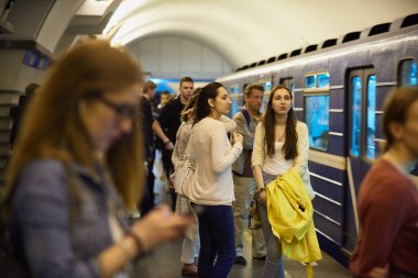 Saint Petersburg, Rusya - 26 Haziran 2016: Gece metrosu treni. Genç insanlar geç bir şehir tatilinden sonra evlerine dönüyorlar. Uzun eğlence ve eğlenceden sonra yüz yorgunluğu