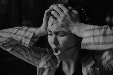 Kısa saçlı güzel bir kız. Geçici bölgede baş ağrısı tasvir eden esmer bir kız.