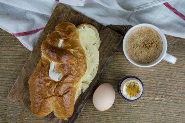 St Martin's gün Weckmann tatlı ekmekler kahve ve yumurta bir rustik ahşap tablo ile ev pişmiş.