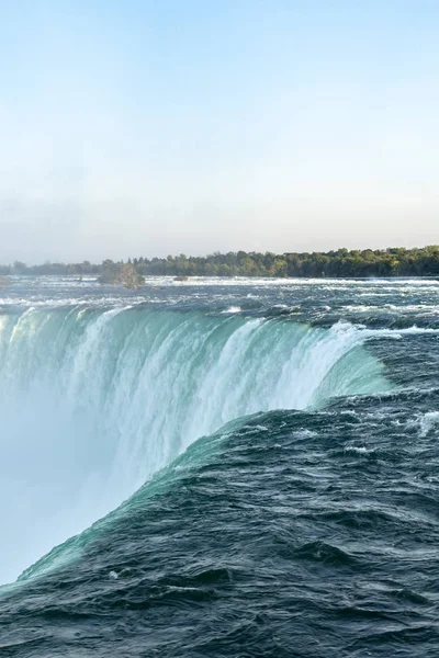 Niagara Falls Bulutlar Sis Açık Mavi Arka Planda Yeşil Orman — Stok fotoğraf