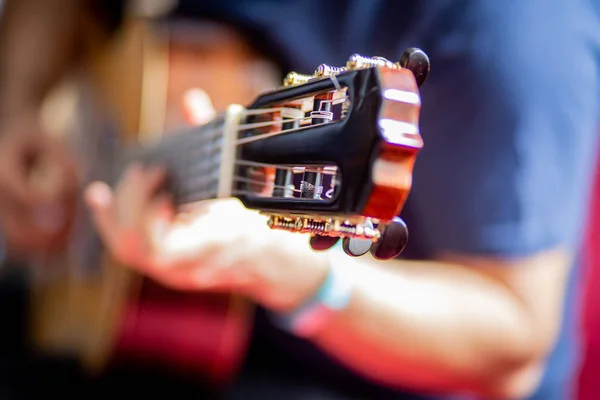 Чоловік Грає Акустичній Гітарі — стокове фото