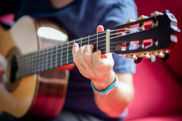 Férfi Játszik Akusztikus Gitár — Stock Fotó