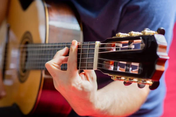 Férfi Játszik Akusztikus Gitár — Stock Fotó