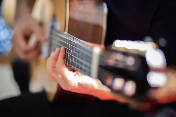 Férfi Játszik Akusztikus Gitár — Stock Fotó