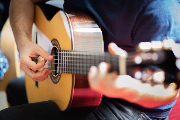 Чоловік Грає Акустичній Гітарі — стокове фото